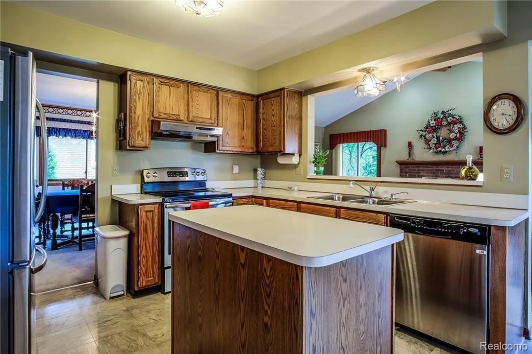 453 Mayapple Court Rochester, MI 48307 - Photo 11 of 37 Kitchen with Island & SS Appliances.