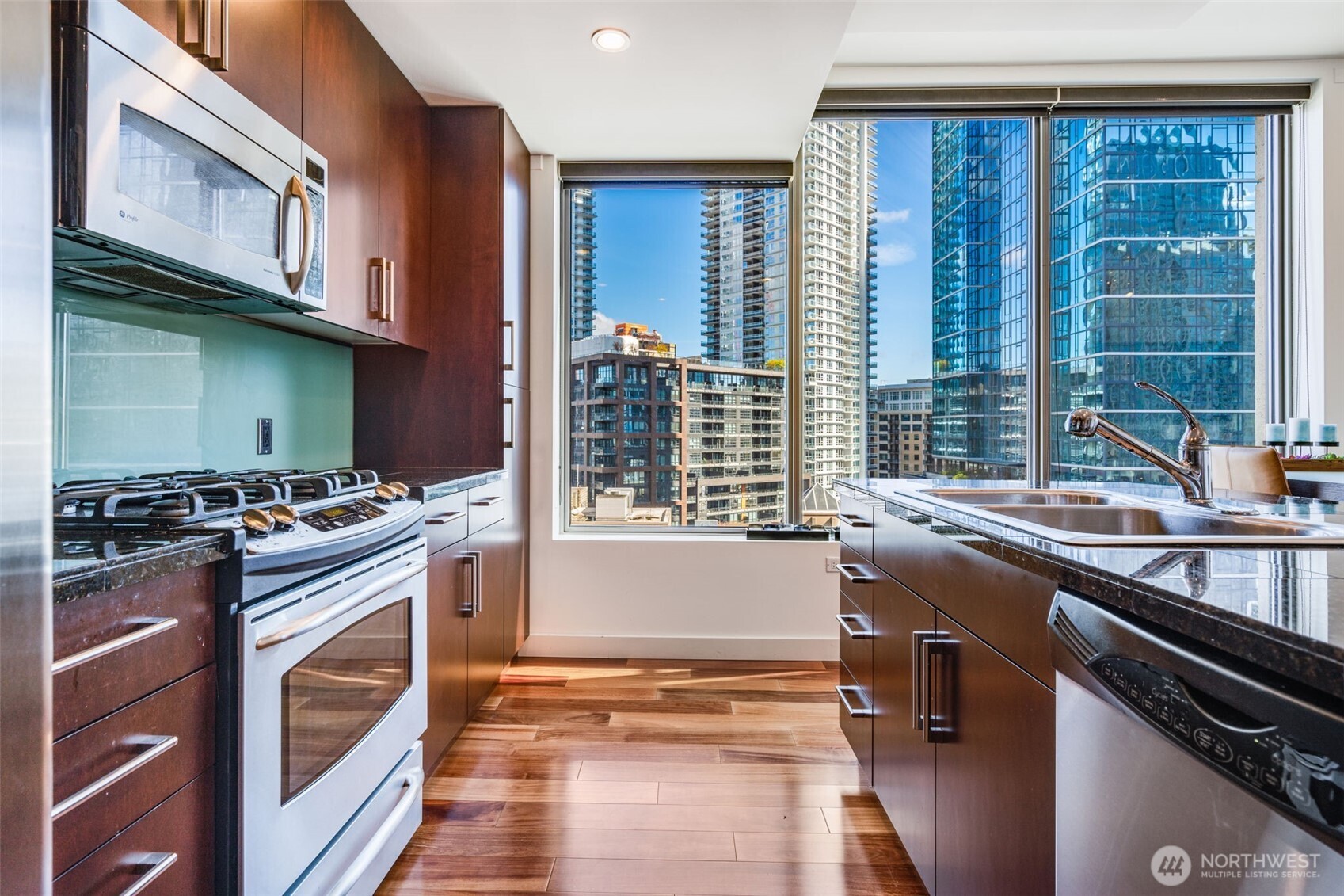 910 Lenora Street, Unit S1203 Seattle, WA 98121 - Photo 8 of 38