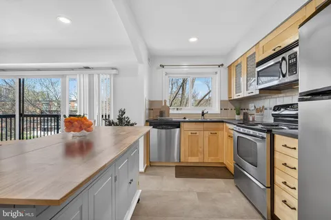 $315,000 | 3210 South 28th Street, Unit 402, Alexandria, VA 22302