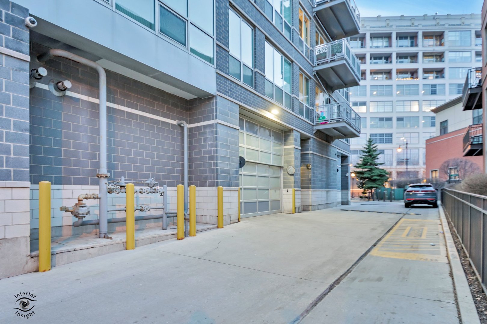 845 North Kingsbury Street, Unit 211 Chicago, IL 60610 - Photo 25 of 26 a view of a building with sitting area