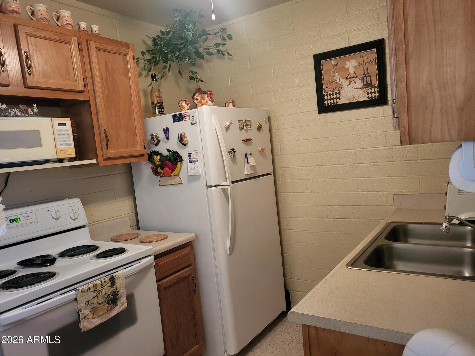825 North Hayden Road, Unit C205 Scottsdale, AZ 85257 - Photo 7 of 22 KITCHEN