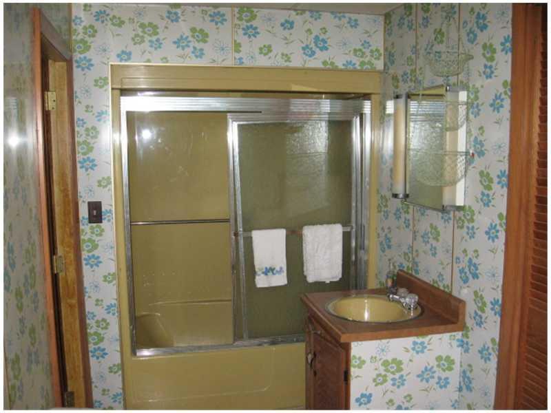 48 Gibson Road Clinton, ME 04927 - Photo 13 of 26 Bathroom. Full bath - main level -...