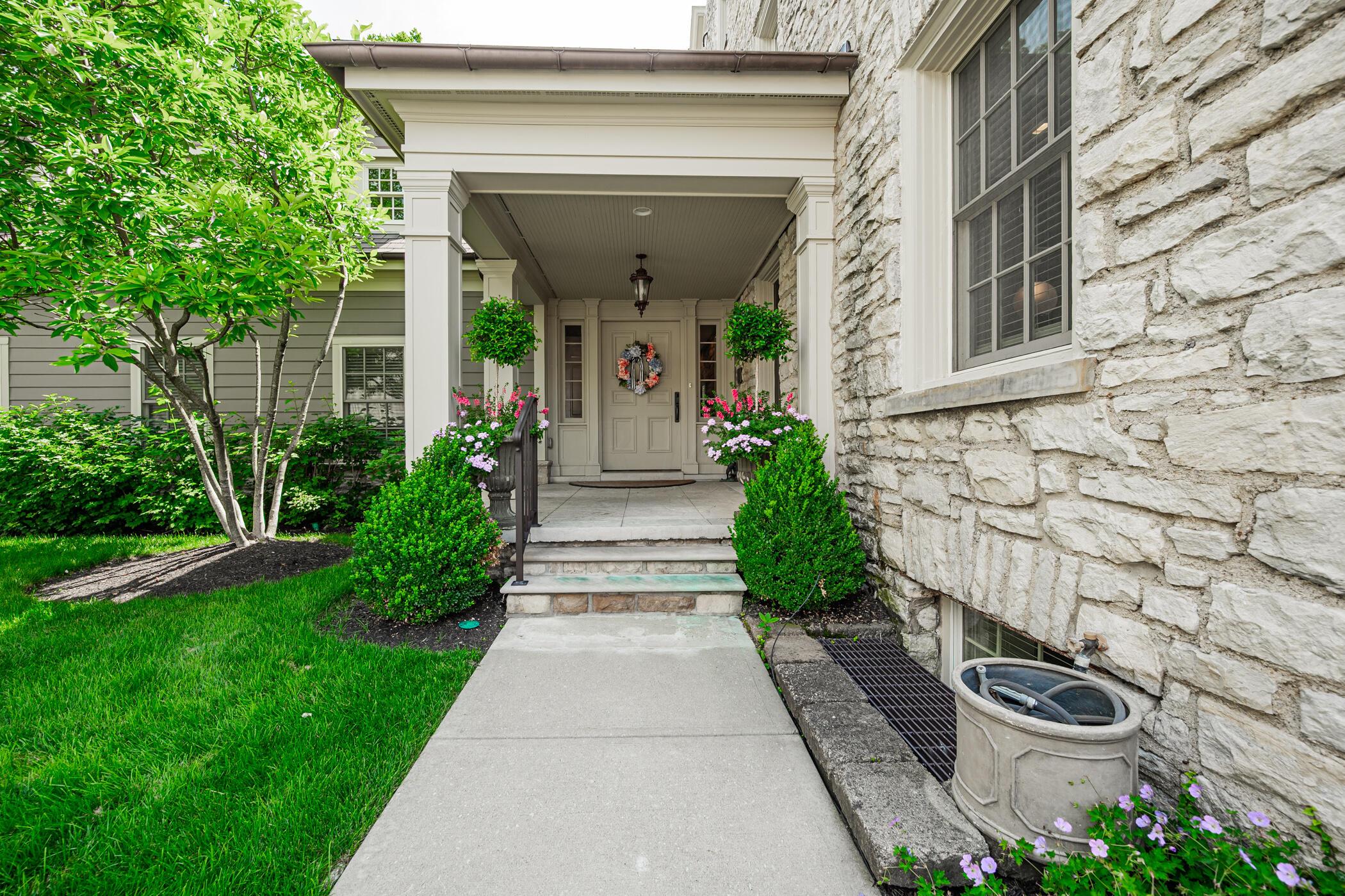 1558 Roxbury Road Columbus, OH 43212 - Photo 4 of 66 Entrance
