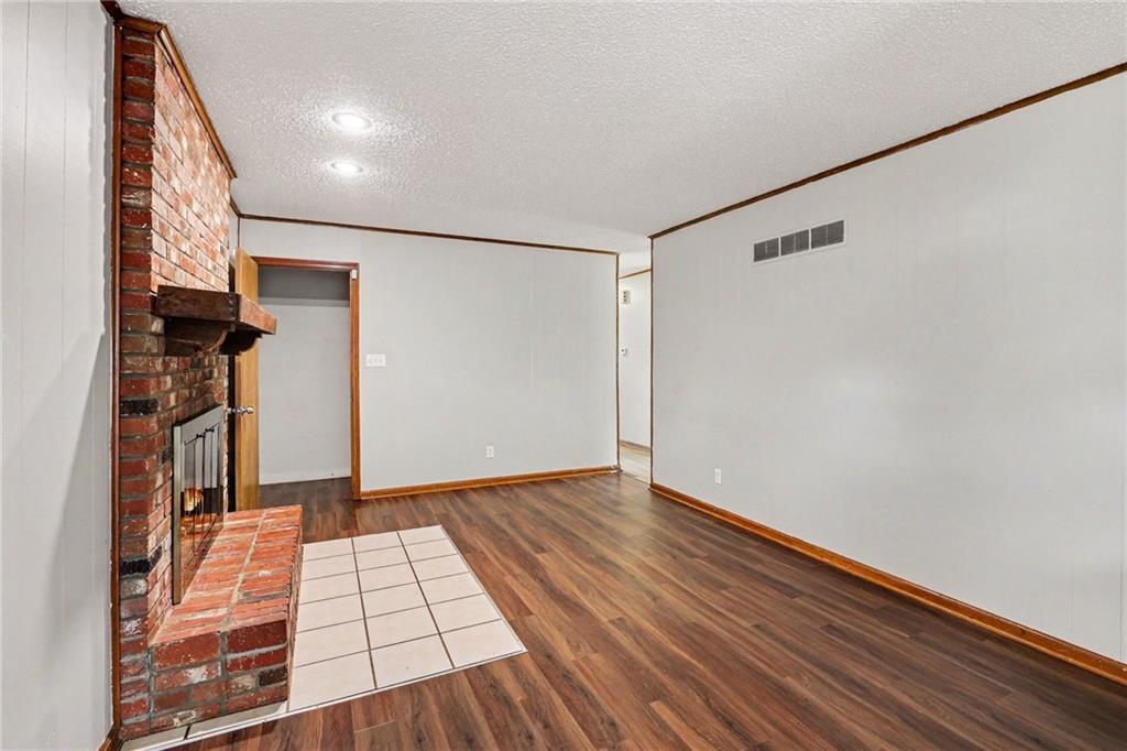 11047 Spring Valley Road Kansas City, MO 64134 - Photo 4 of 19
