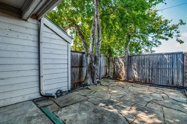a view of a backyard