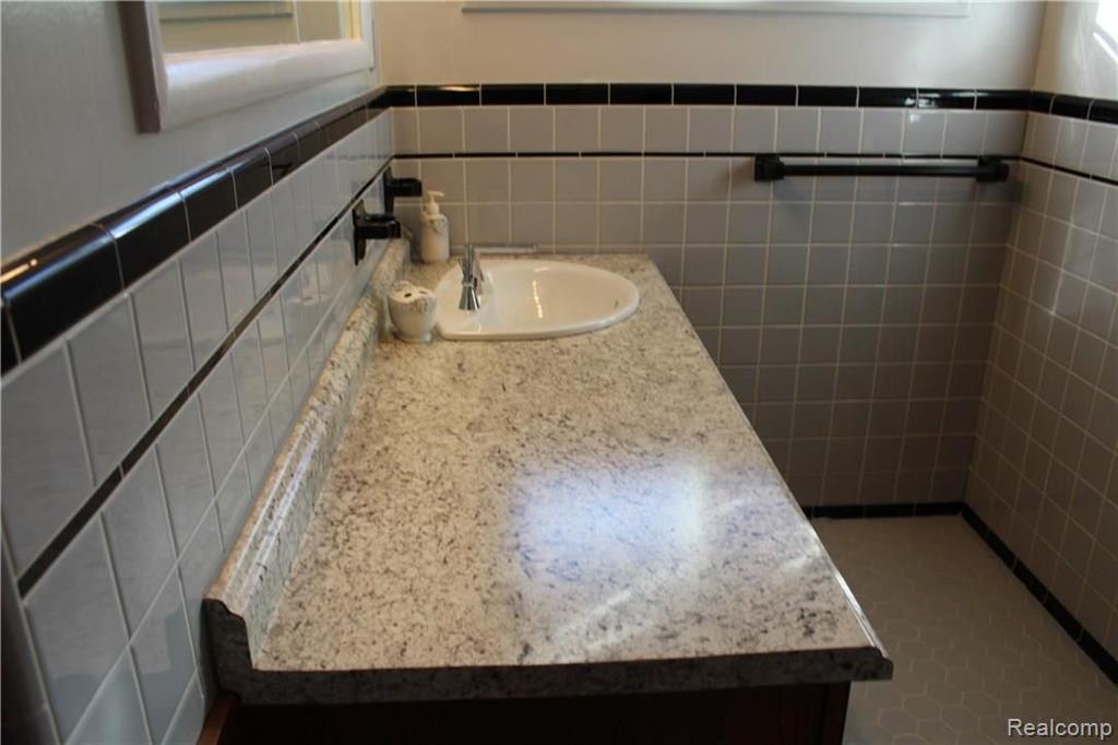 28391 Bay Tree Road Farmington Hills, MI 48334 - Photo 20 of 74