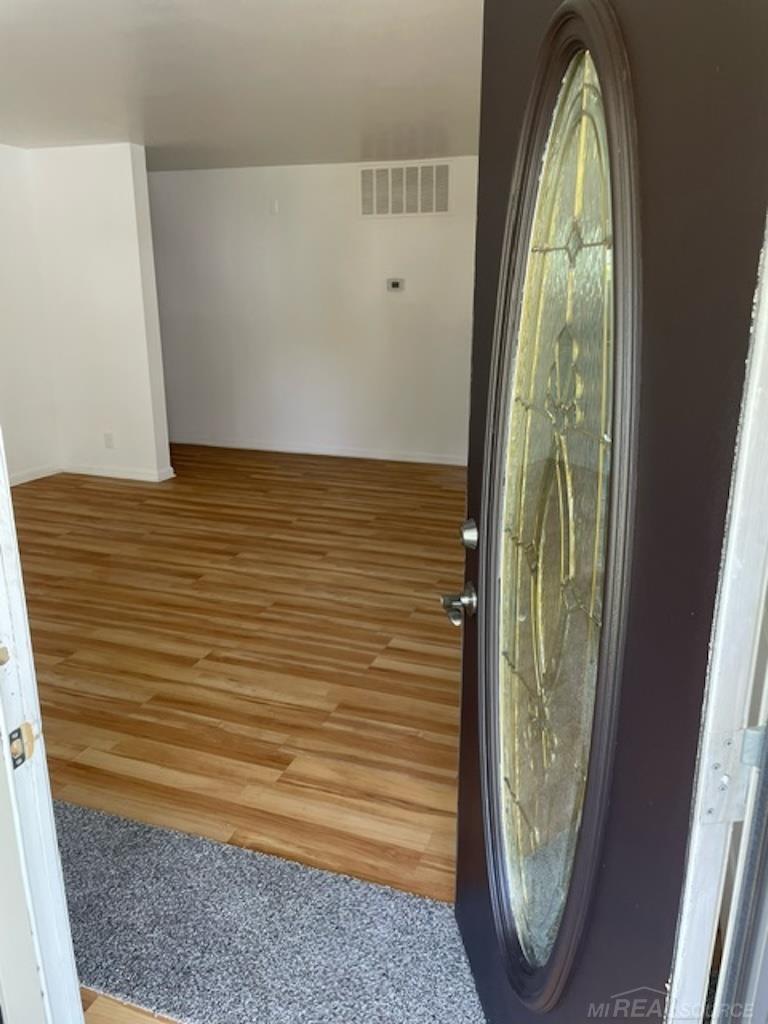 4102 Pengelly Road Flint, MI 48507 - Photo 3 of 17 50153569-fb9b5986-3ac6-41d2-aa57-a319d92134f3.JPG
