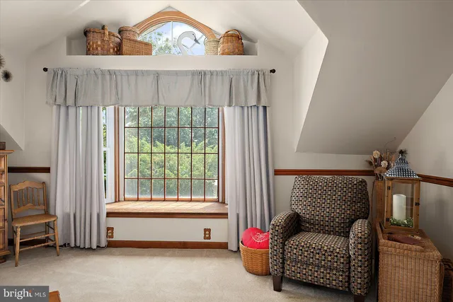 a view of a house with backyard and tree