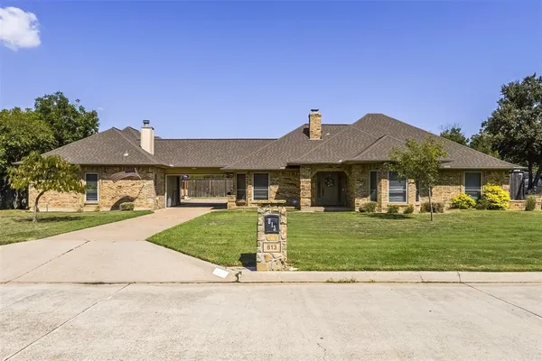 $645,000 | 813 Shady Creek Drive, Kennedale, TX 76060