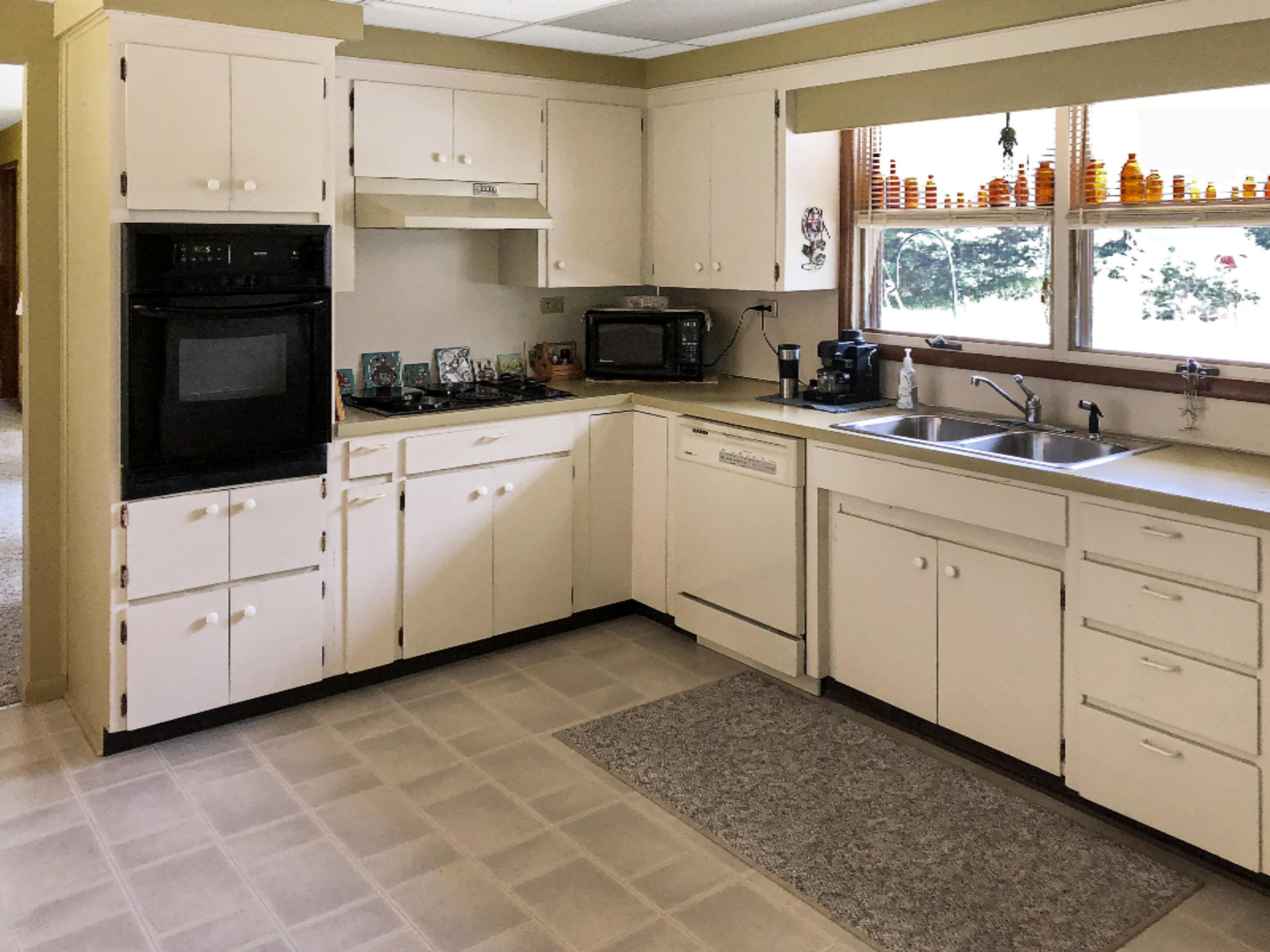 1588 Cherry Road Manistee, MI 49660 - Photo 2 of 31 Kitchen