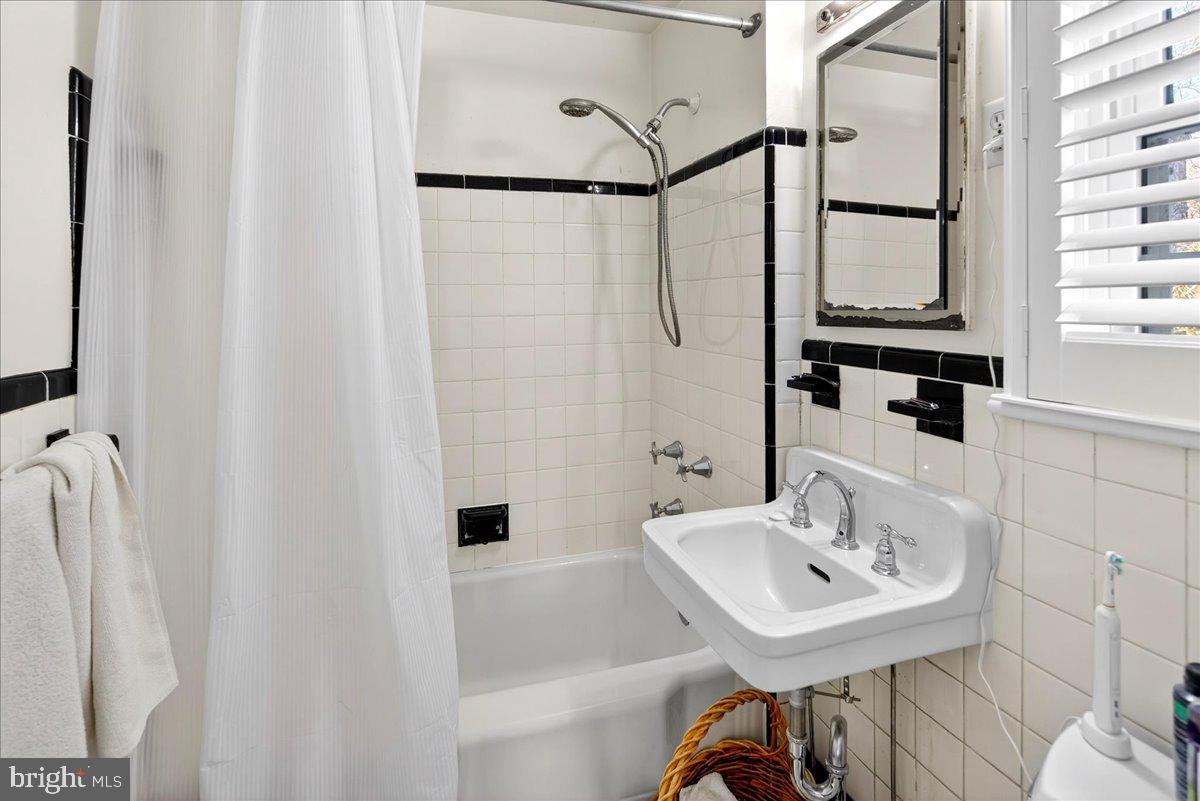 300 Western Way Princeton, NJ 08540 - Photo 23 of 42 Hall bathroom