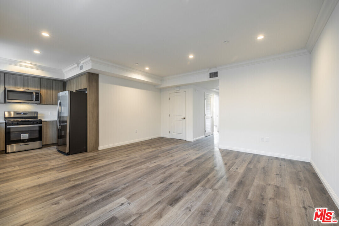 10132 Commerce Avenue Tujunga, CA 91042 - Photo 12 of 31