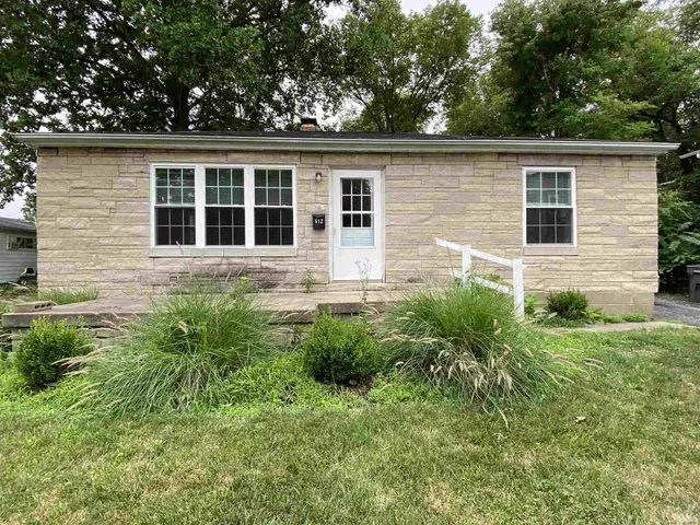 $2,440 | 612 South Henderson Street, Bloomington, IN 47401