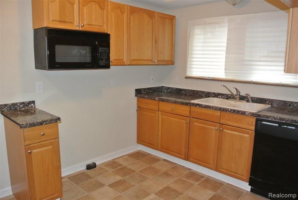 18432 Burt Road Detroit, MI 48219 - Photo 4 of 11 DSC_1862.JPG