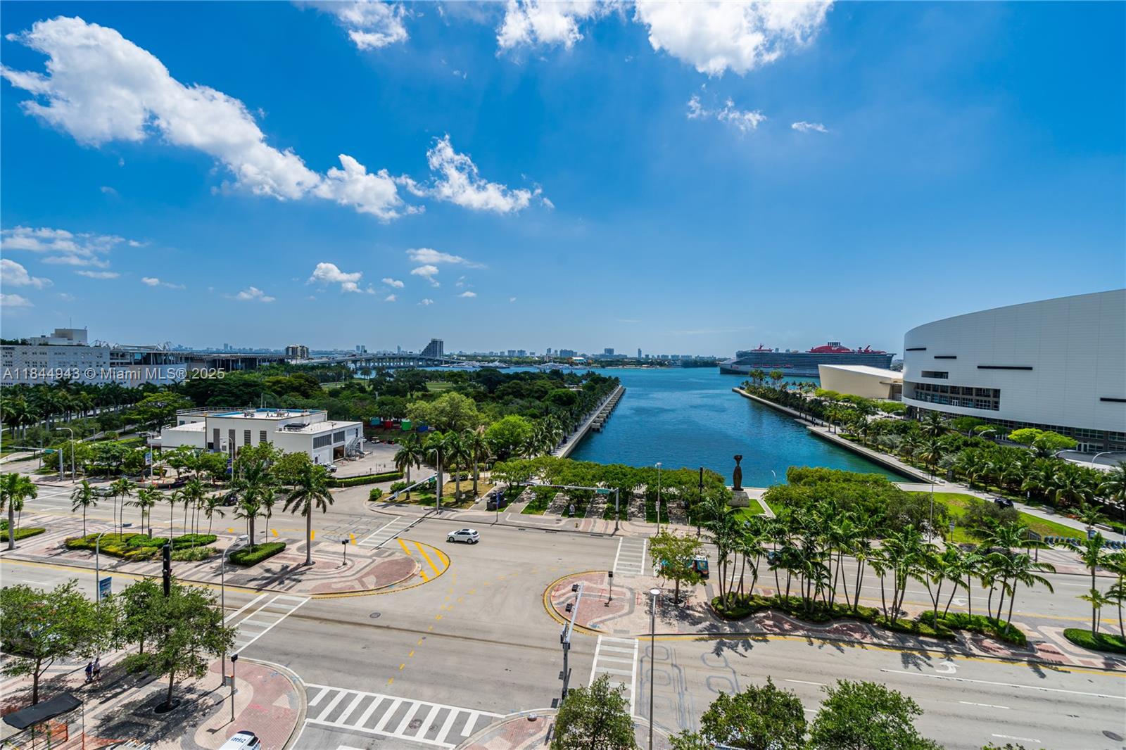 888 Biscayne Boulevard, Unit 812 Miami, FL 33132 - Photo 27 of 36 a view of a patio