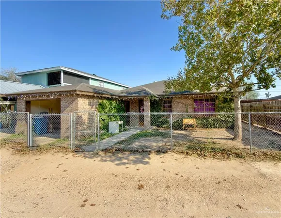 a view of a house with backyard and trees