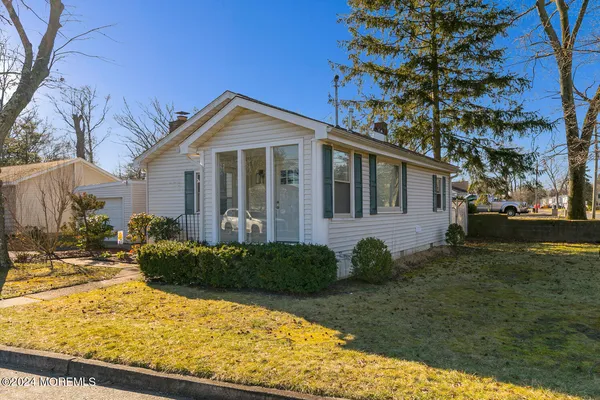 a view of a house with backyard