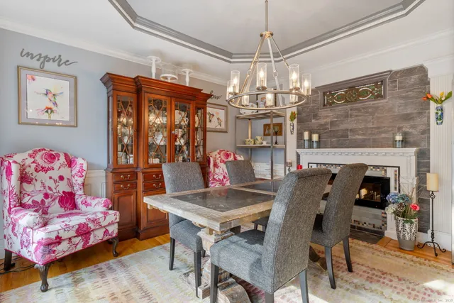 $749,000 | 4 Abbey Lane, Newtown, CT 06470