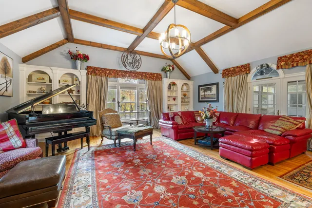 $749,000 | 4 Abbey Lane, Newtown, CT 06470