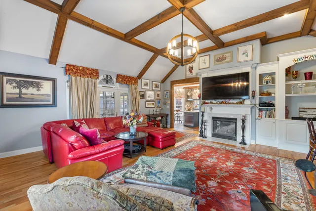 $749,000 | 4 Abbey Lane, Newtown, CT 06470