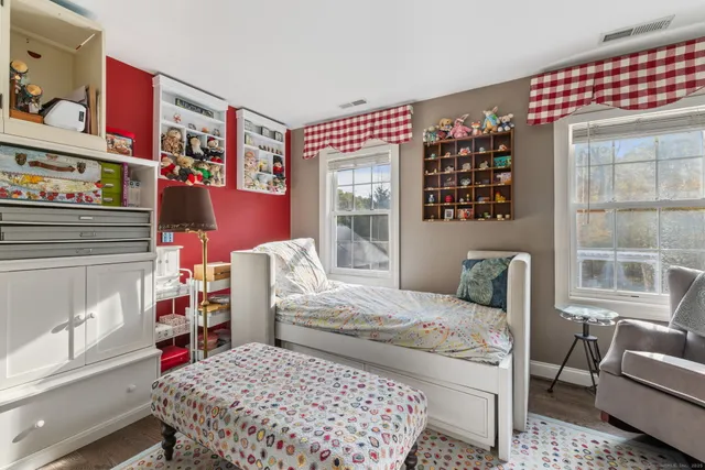 $749,000 | 4 Abbey Lane, Newtown, CT 06470