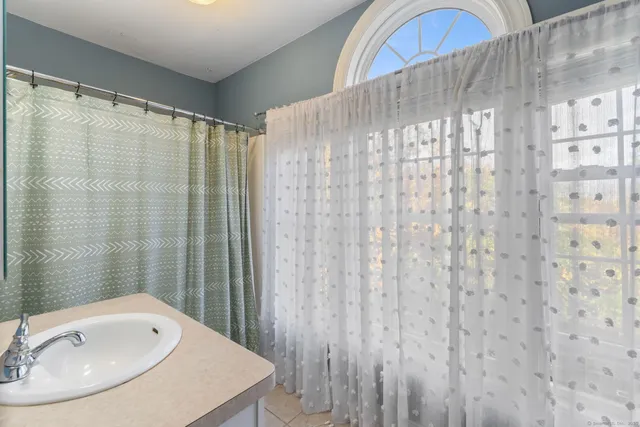 $749,000 | 4 Abbey Lane, Newtown, CT 06470