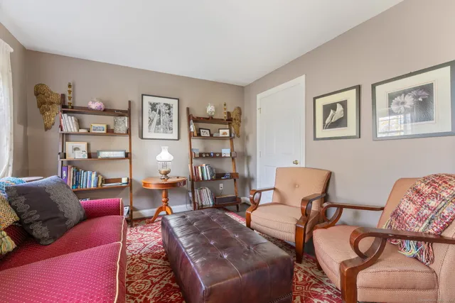 $749,000 | 4 Abbey Lane, Newtown, CT 06470