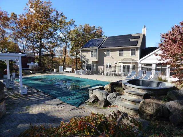 $749,000 | 4 Abbey Lane, Newtown, CT 06470