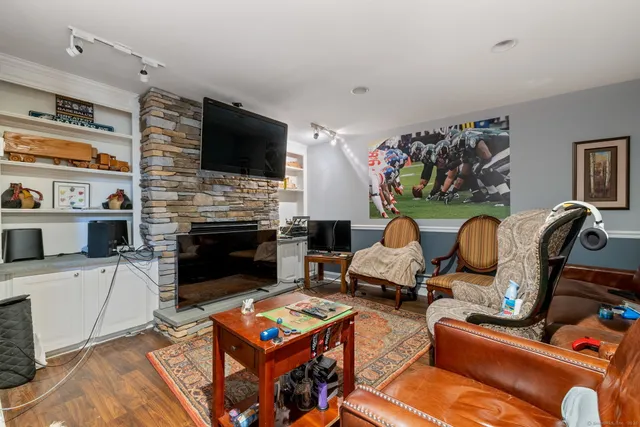 $749,000 | 4 Abbey Lane, Newtown, CT 06470