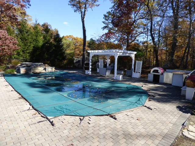 $749,000 | 4 Abbey Lane, Newtown, CT 06470