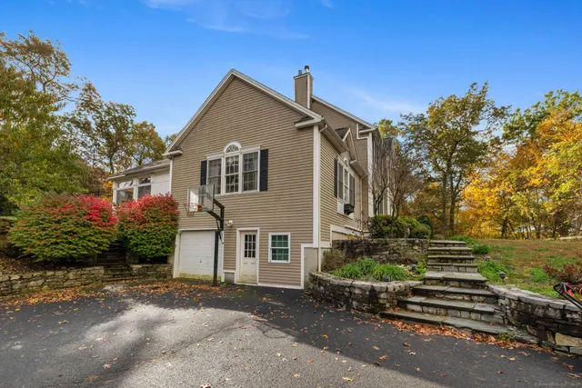 $749,000 | 4 Abbey Lane, Newtown, CT 06470