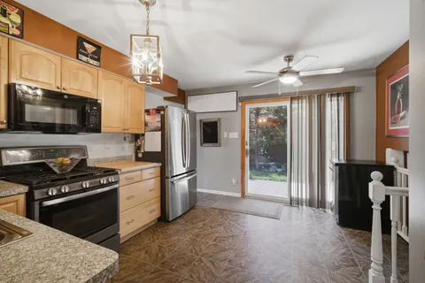 $450,000 | 2176 North Westmoreland Drive, Palatine, IL 60074
