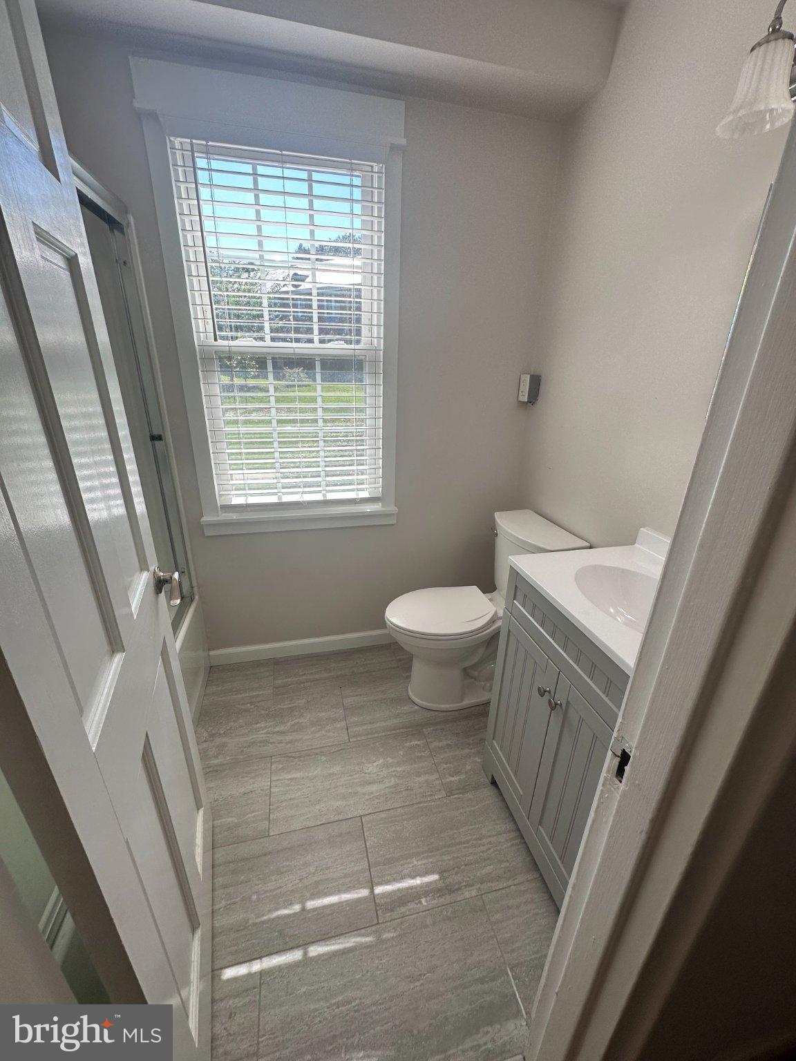 205 East Glebe Road, Unit D Alexandria, VA 22305 - Photo 14 of 17 Bathroom