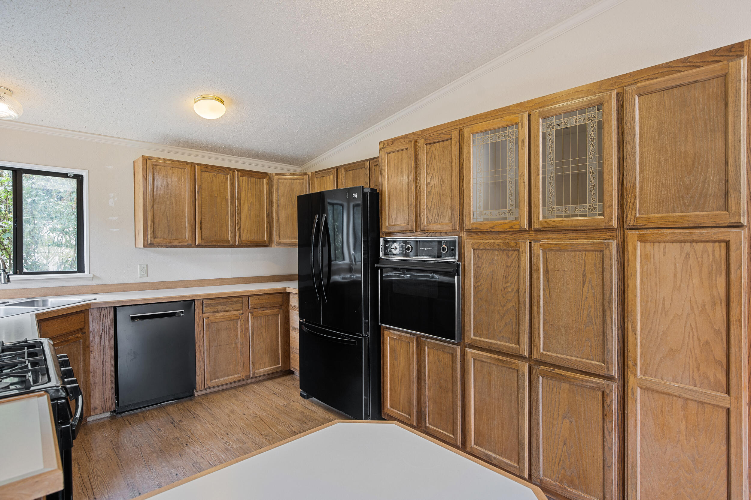 2720 Hugo Road Merlin, OR 97532 - Photo 14 of 38 lots of cabinet space