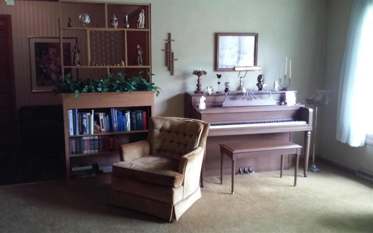 5035 Welsh Road Rockford, IL 61107 - Photo 4 of 15 a living room with furniture and a book shelf