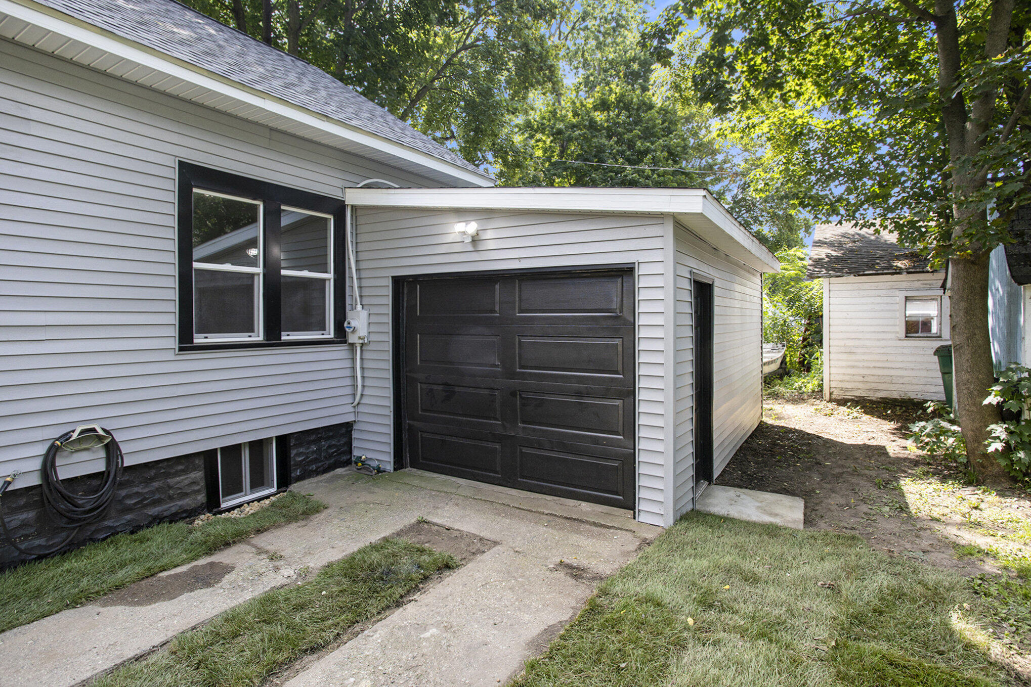214 West Cushman Street Three Rivers, MI 49093 - Photo 3 of 25 020_581a6556_661