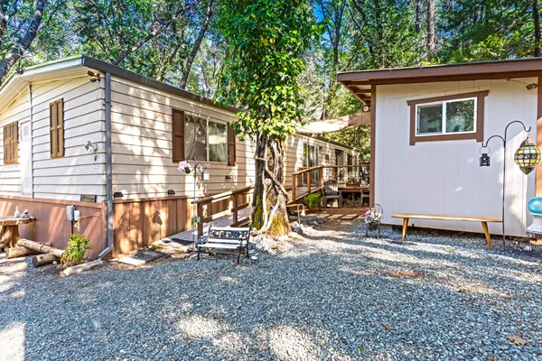 a view of a house with backyard