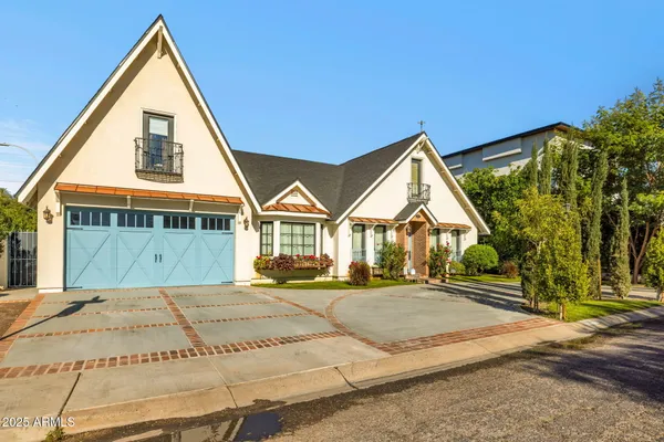 a view of front a house with a yard