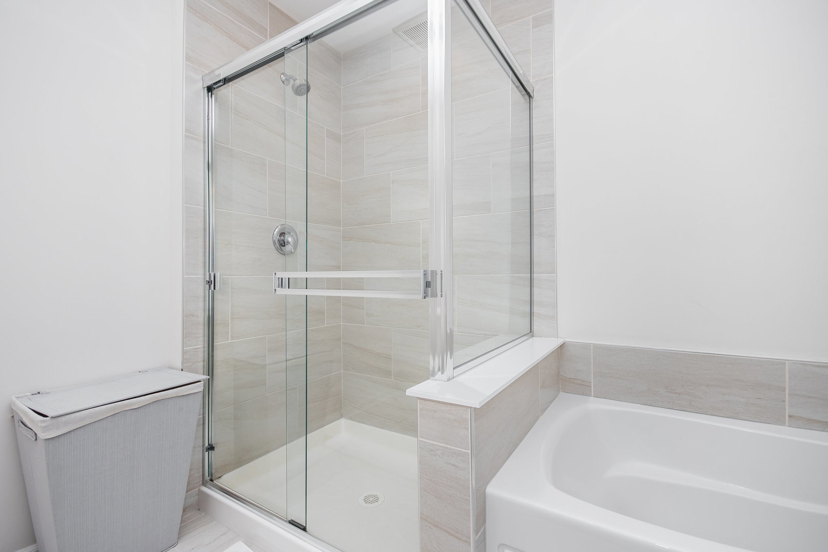 4166 Calder Lane Aurora, IL 60504 - Photo 15 of 30 a bathroom with a bathtub