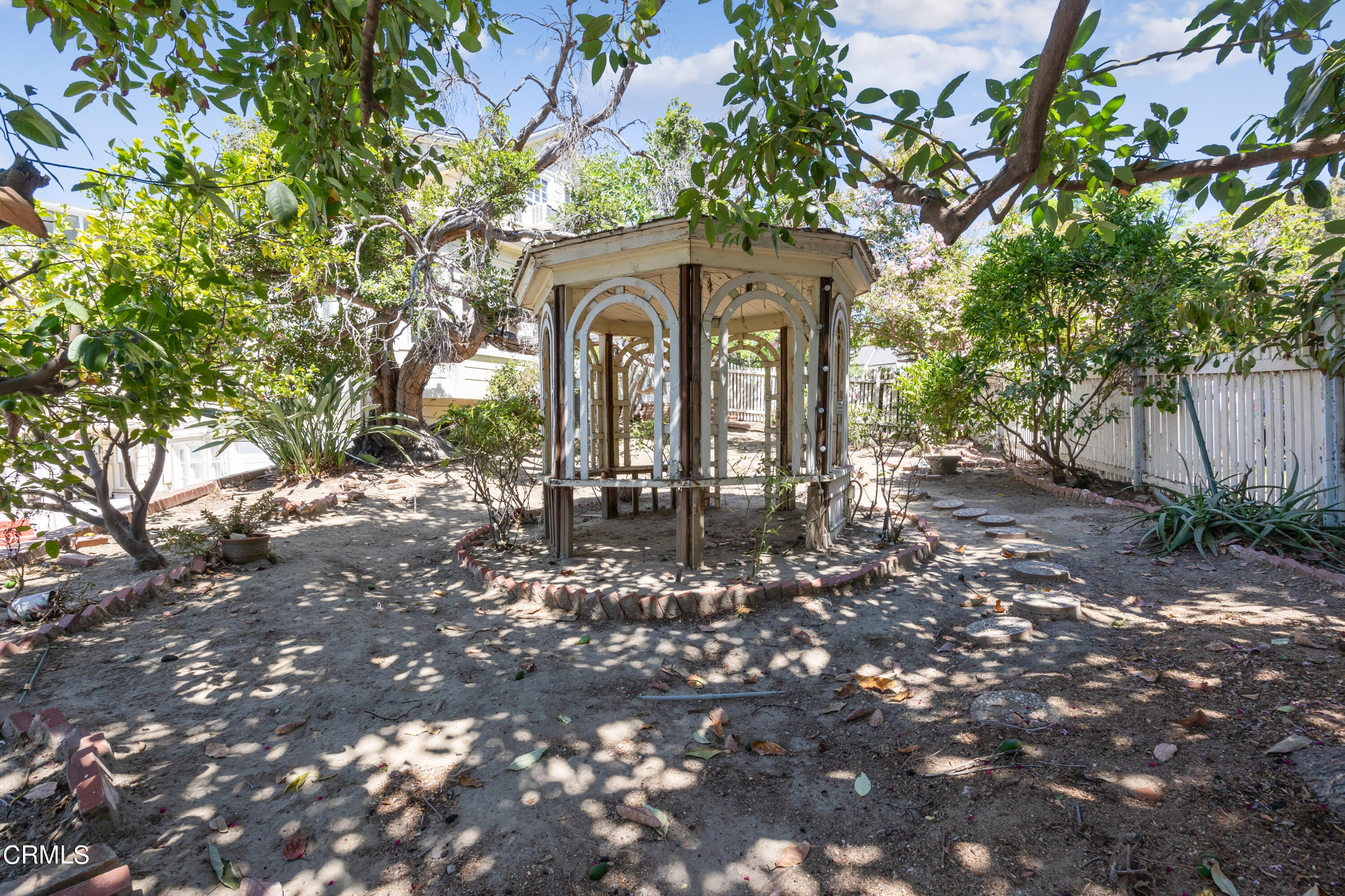 430 West Kenneth Road Glendale, CA 91202 - Photo 67 of 73 a front view of a house with a yard