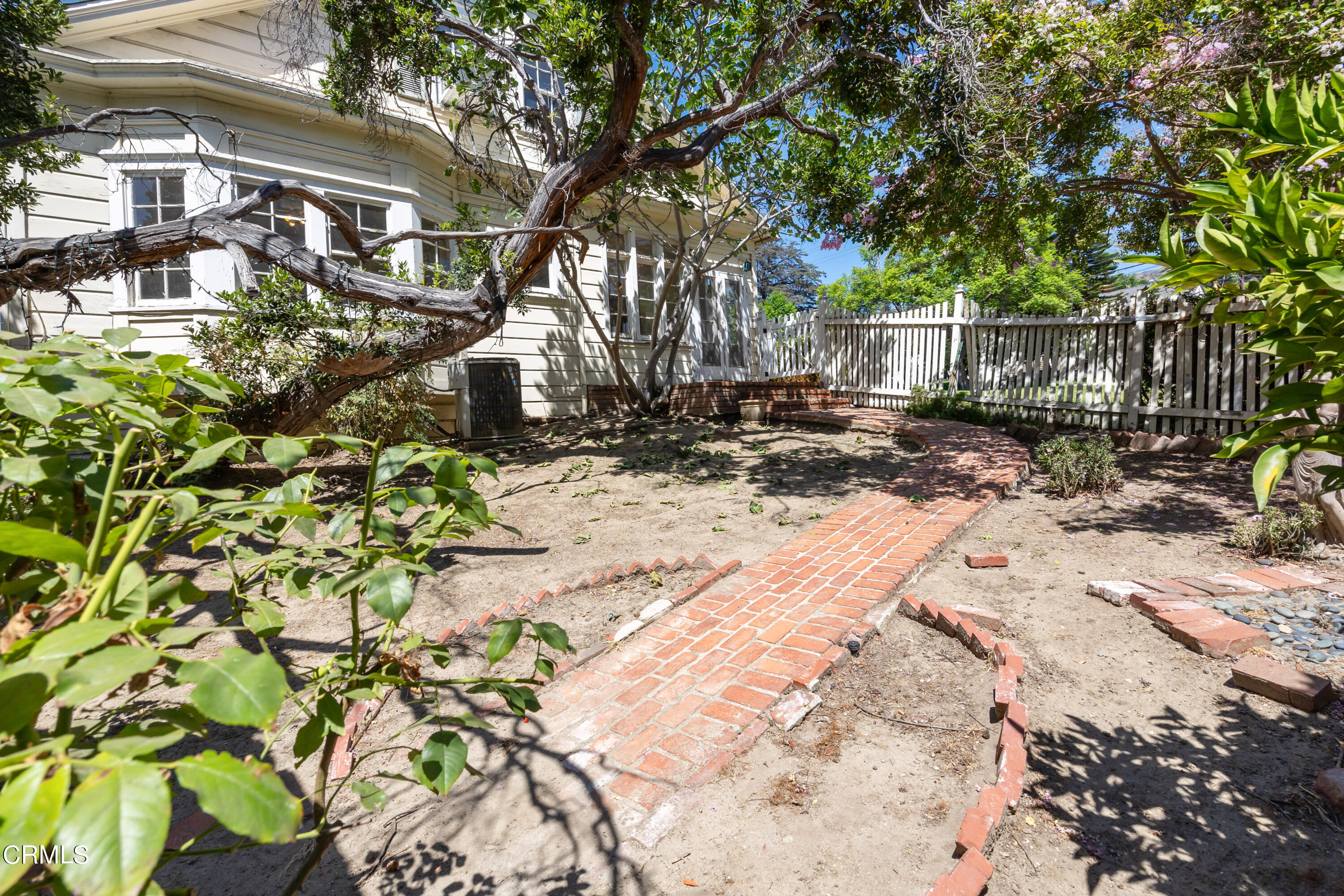 430 West Kenneth Road Glendale, CA 91202 - Photo 68 of 73 a view of a yard with plants and trees