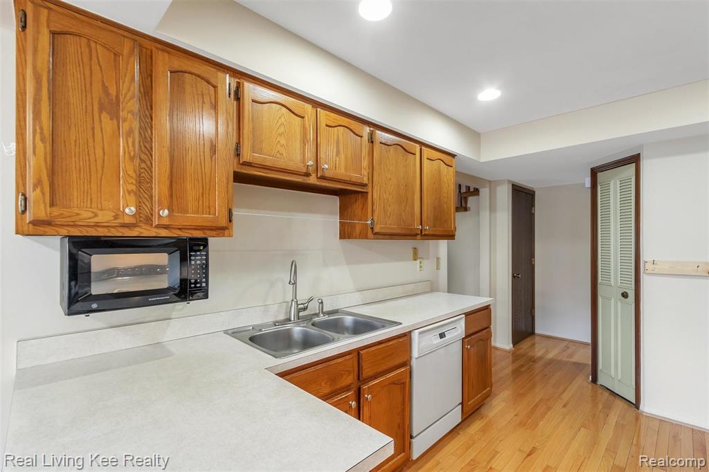 144 Meadow Ln Circle Rochester Hills, MI 48307 - Photo 13 of 36