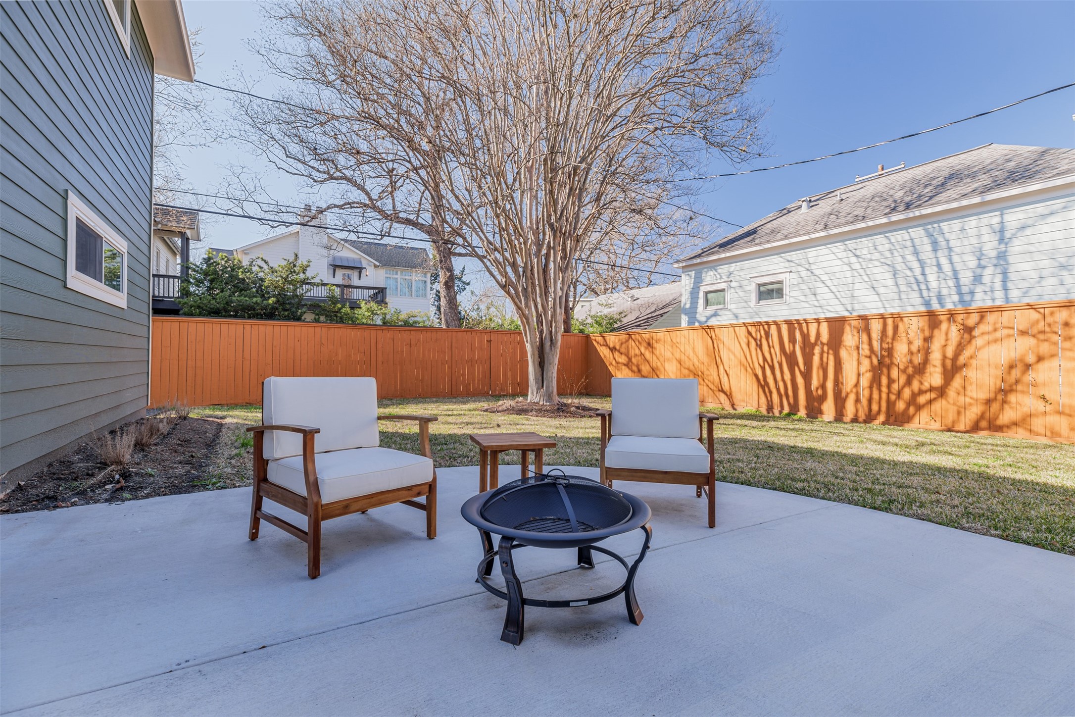 1535 Rutland Street Houston, TX 77008 - Photo 43 of 46 a backyard of a house with table and chairs