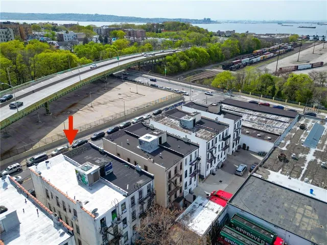 a view of entryway with a yard