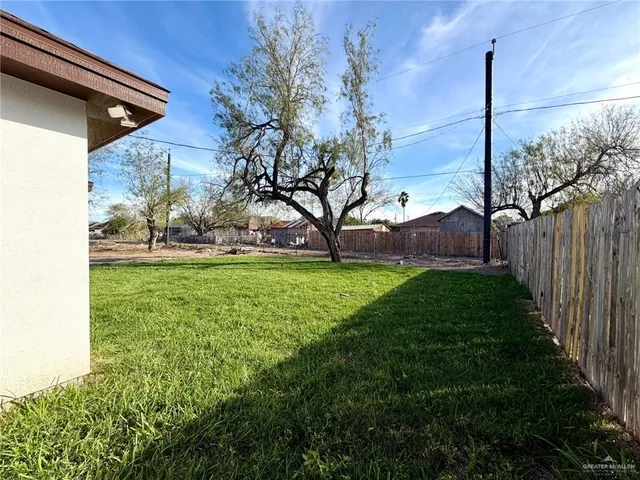 a view of yard with green space