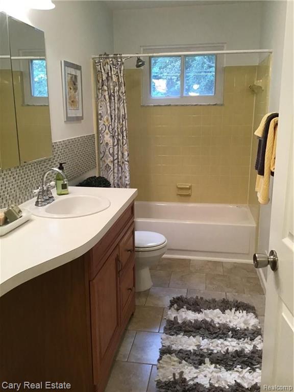 1311 Delta Road Walled Lake, MI 48390 - Photo 15 of 19