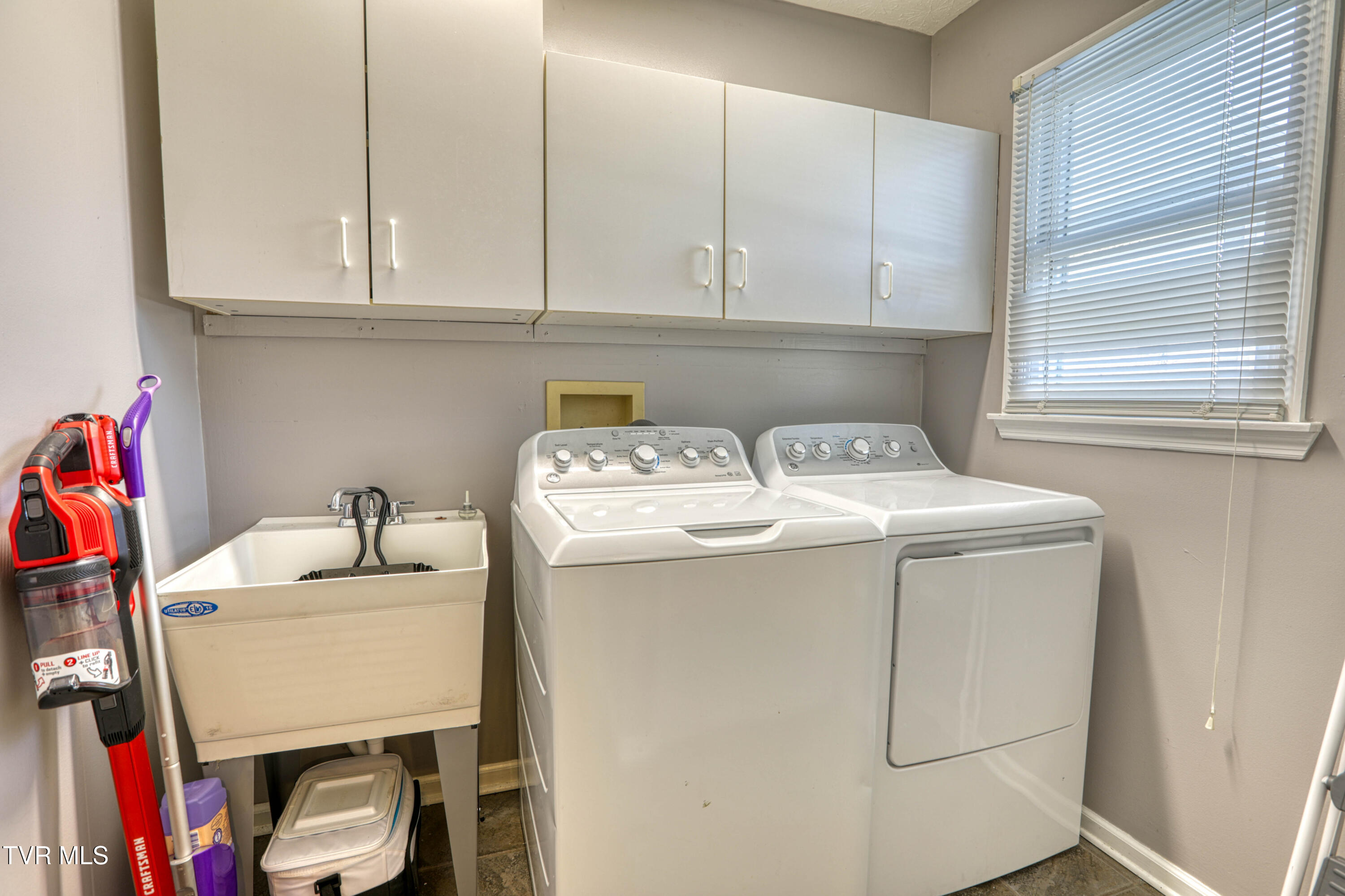 604 Snapps Ferry Road Kingsport, TN 37663 - Photo 36 of 94 Laudry on main level.