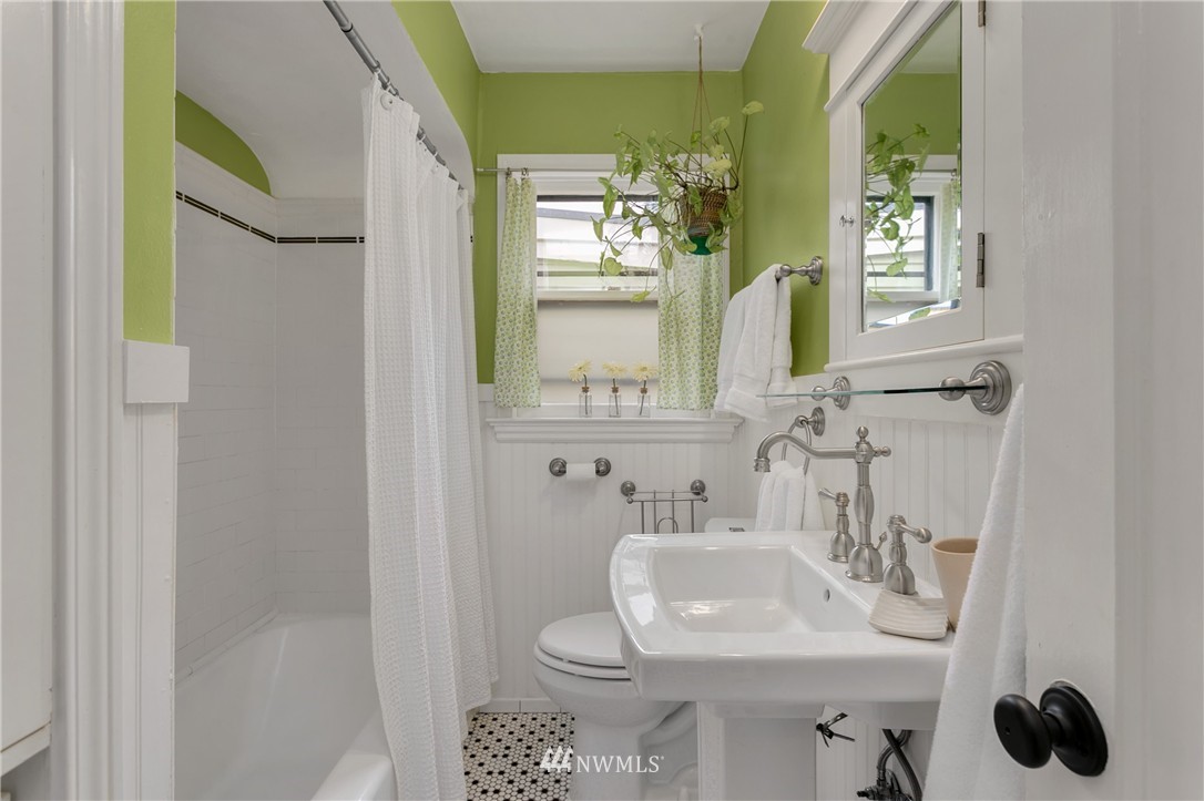 12747 Renton Avenue South Seattle, WA 98178 - Photo 13 of 25