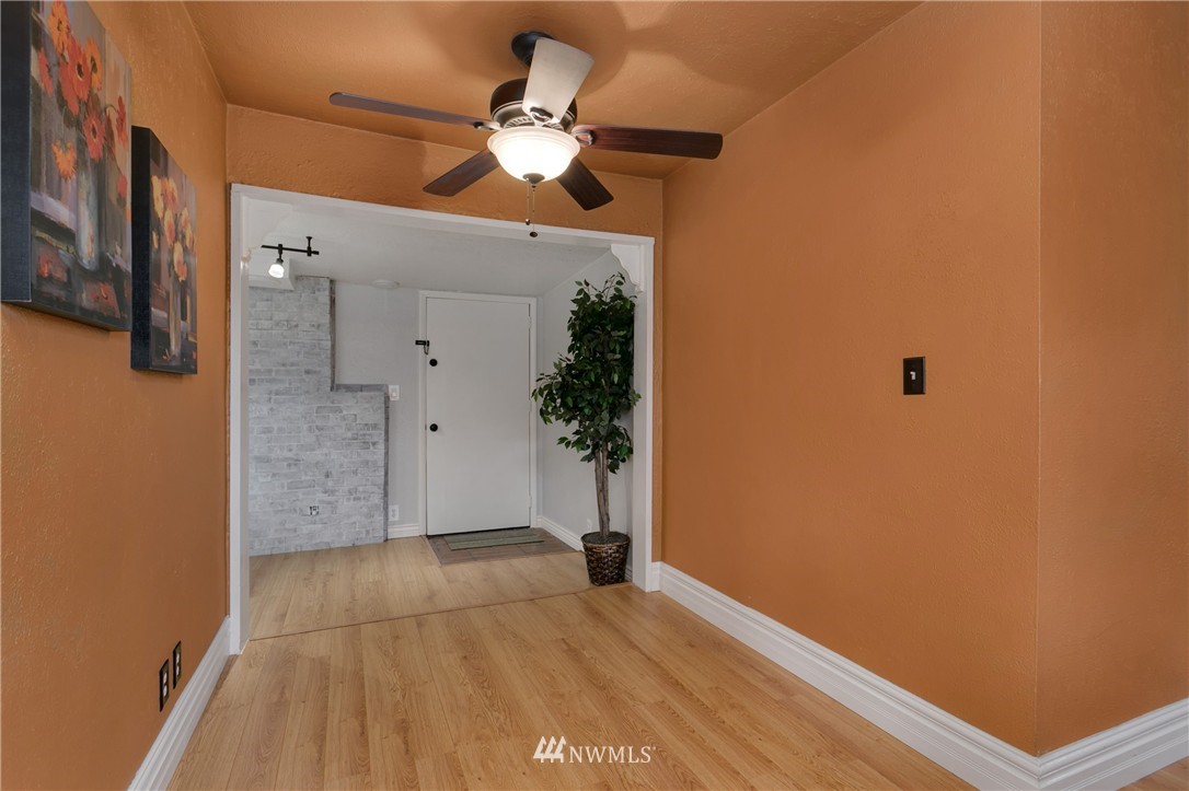 12747 Renton Avenue South Seattle, WA 98178 - Photo 16 of 25