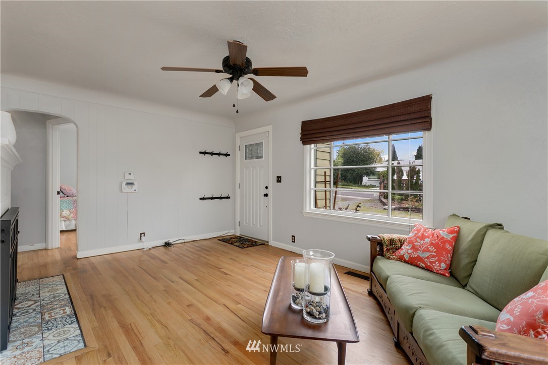 12747 Renton Avenue South Seattle, WA 98178 - Photo 4 of 25